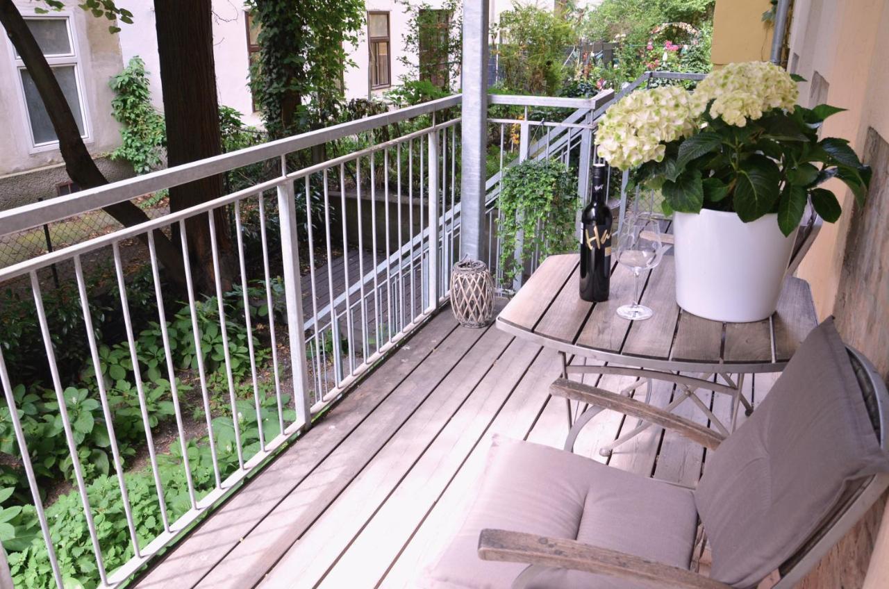 Central Vienna Apartment With Garden View Ngoại thất bức ảnh